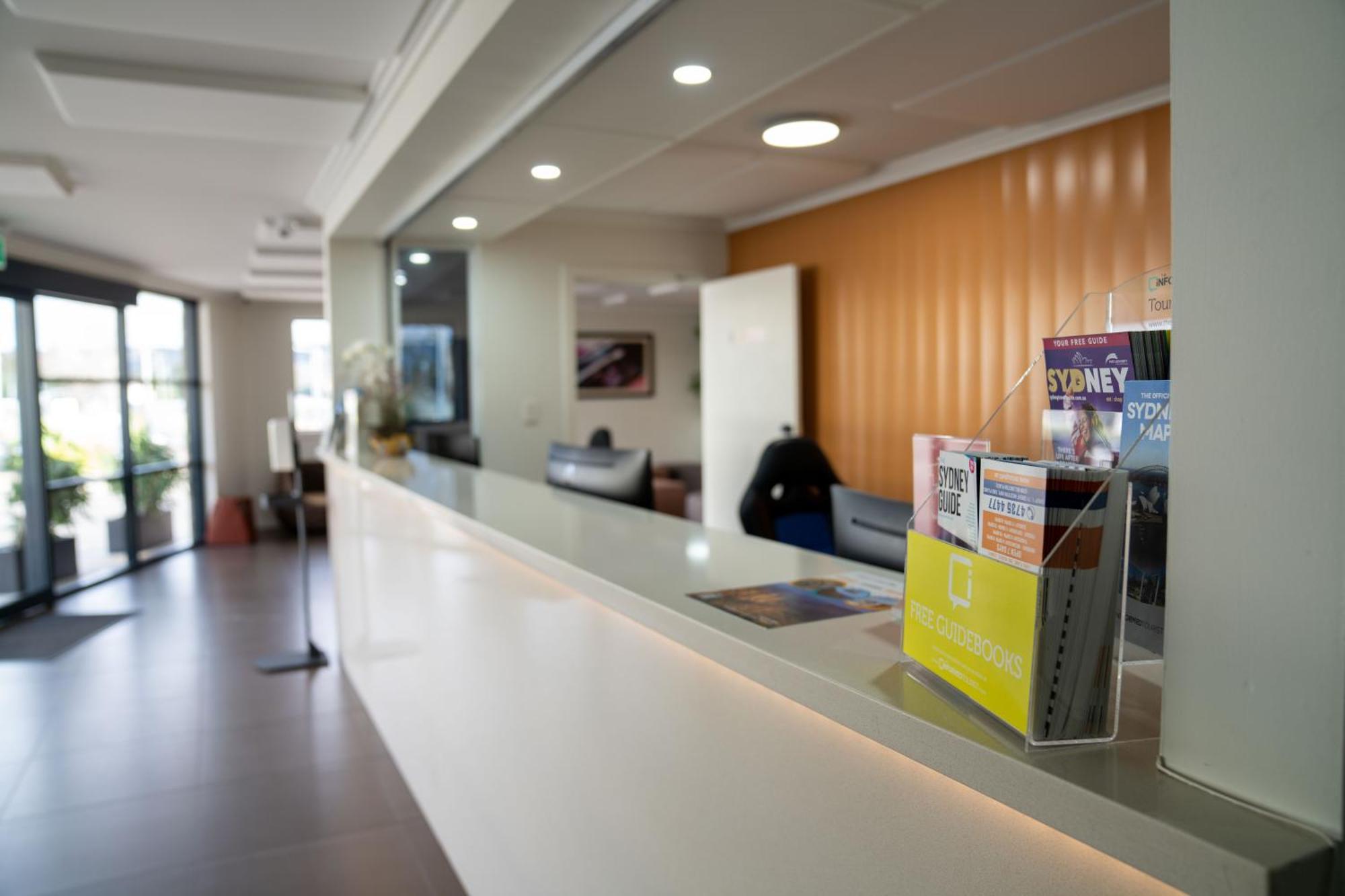 Value Suites Penrith Extérieur photo
