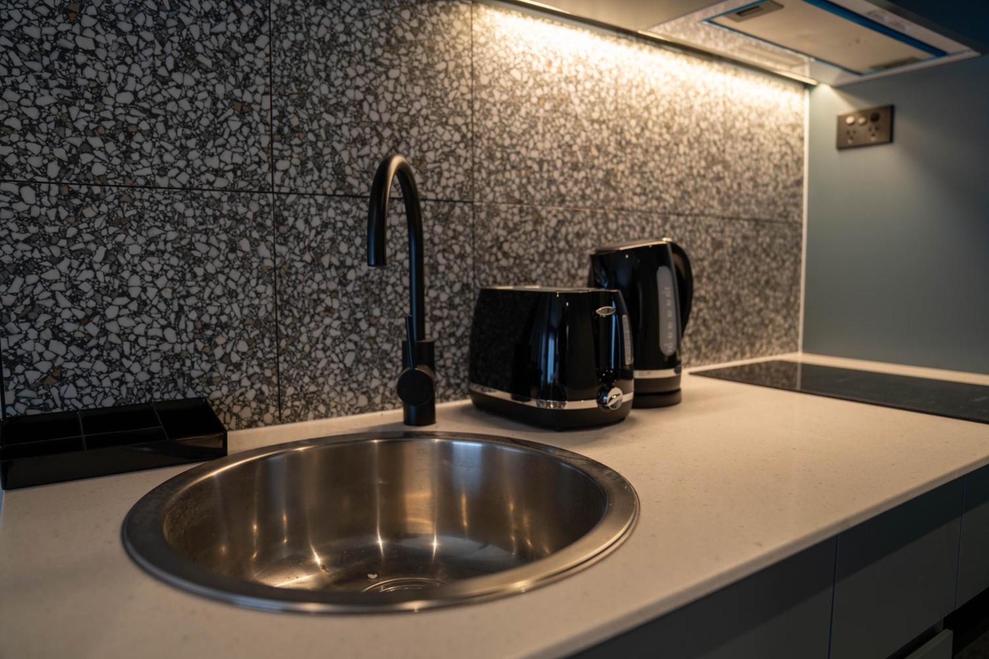 Value Suites Penrith Extérieur photo