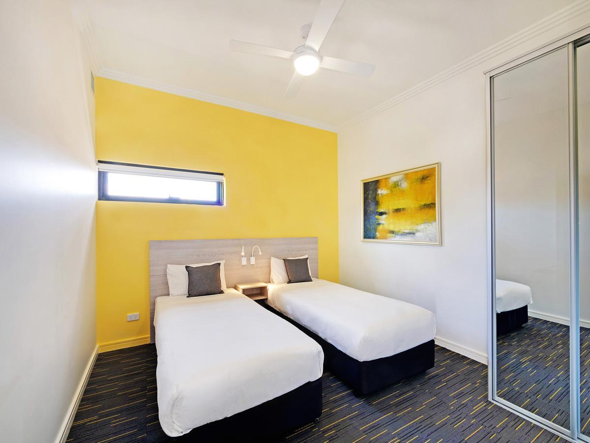 Value Suites Penrith Extérieur photo