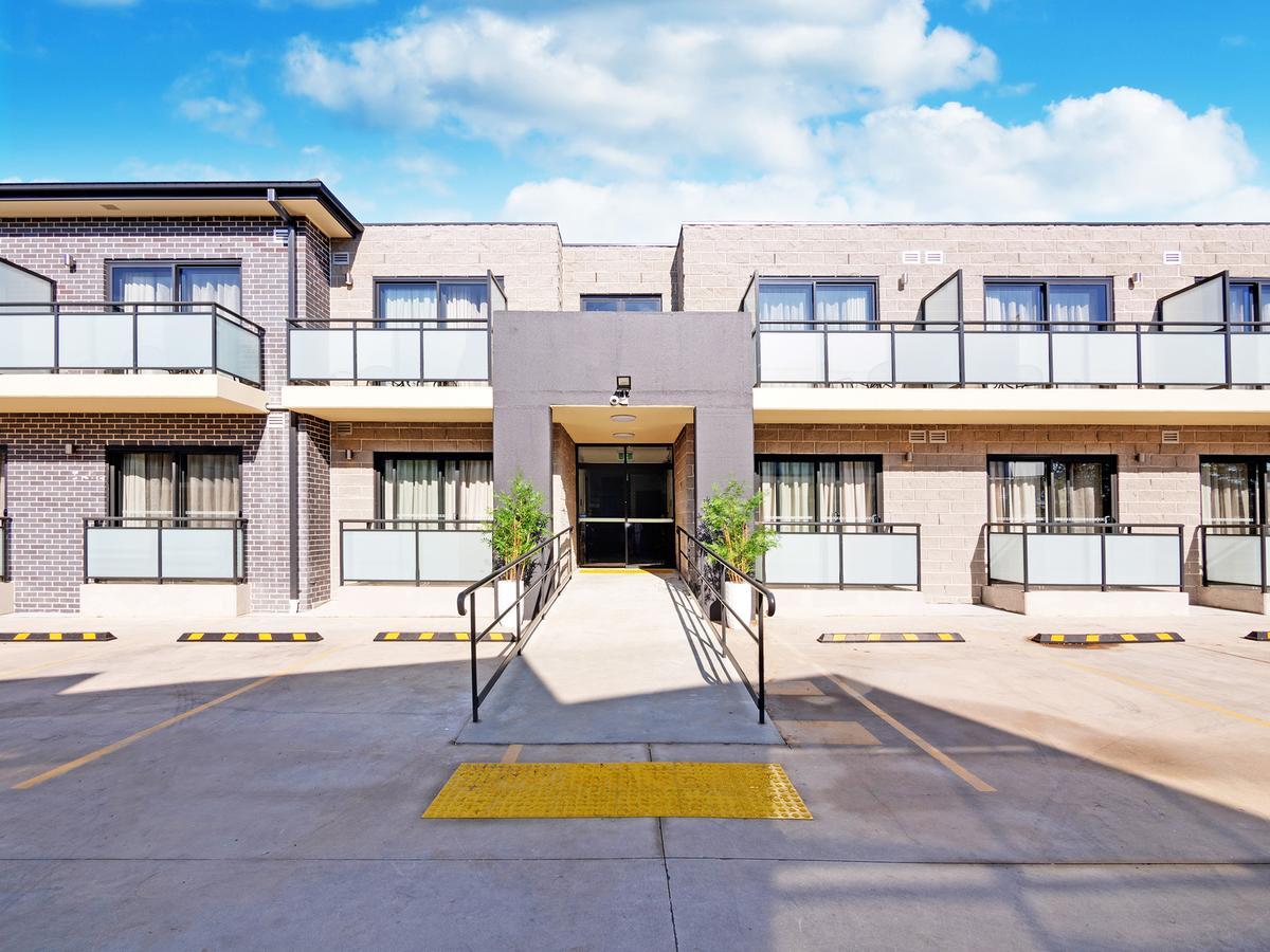 Value Suites Penrith Extérieur photo