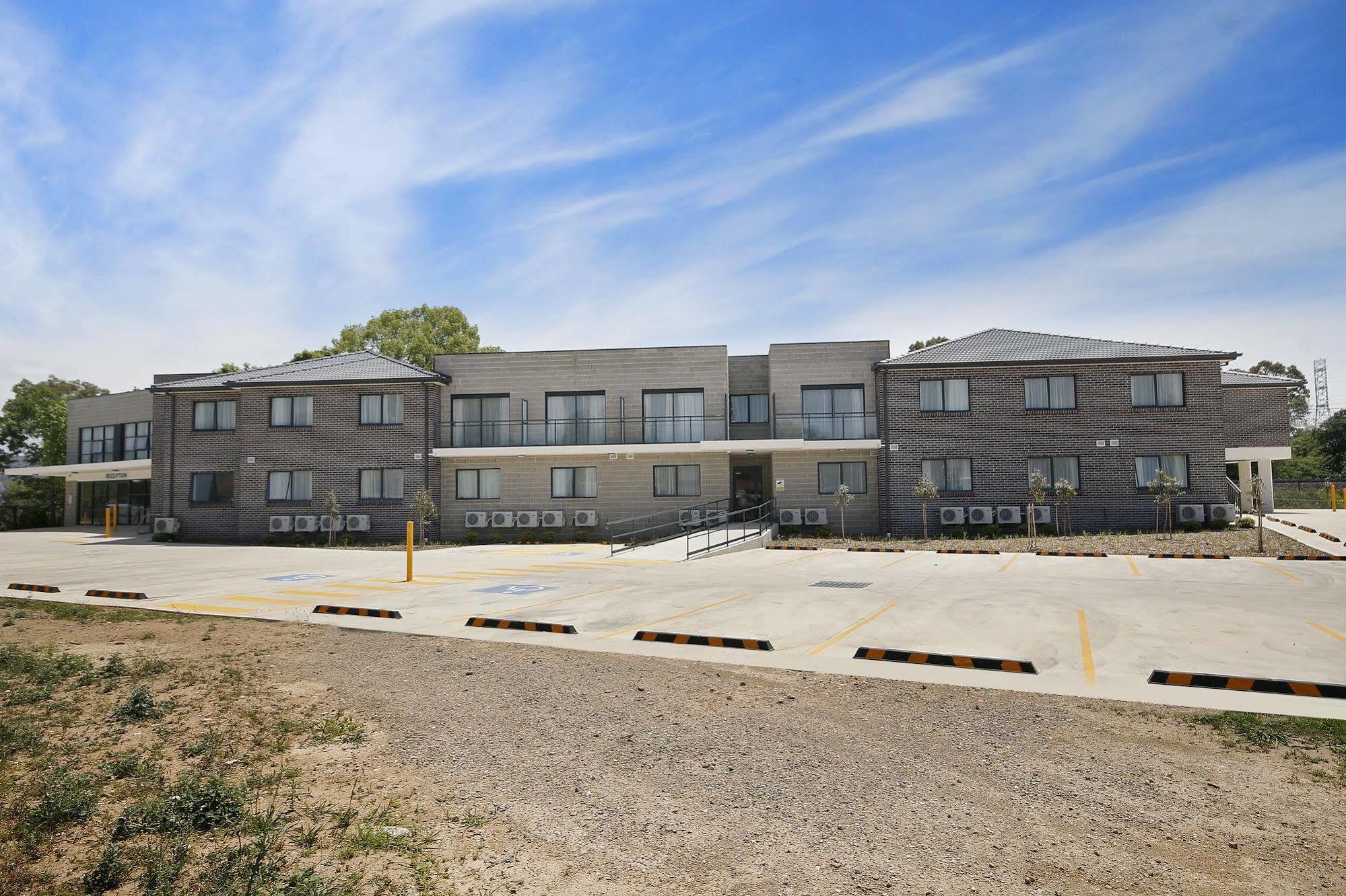Value Suites Penrith Extérieur photo