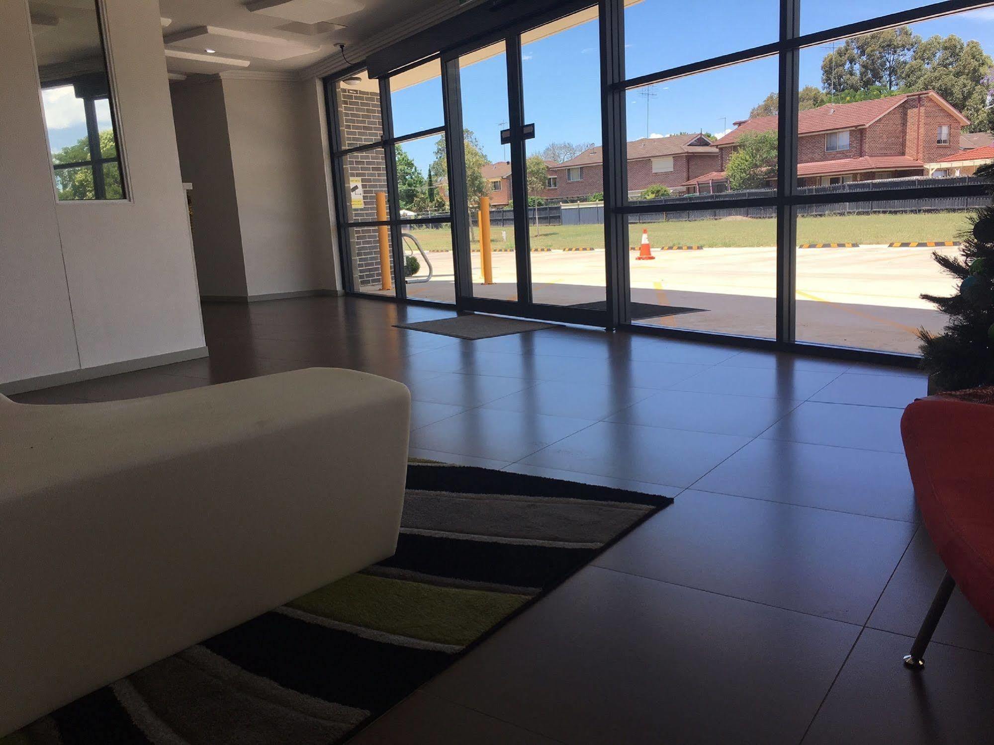 Value Suites Penrith Extérieur photo