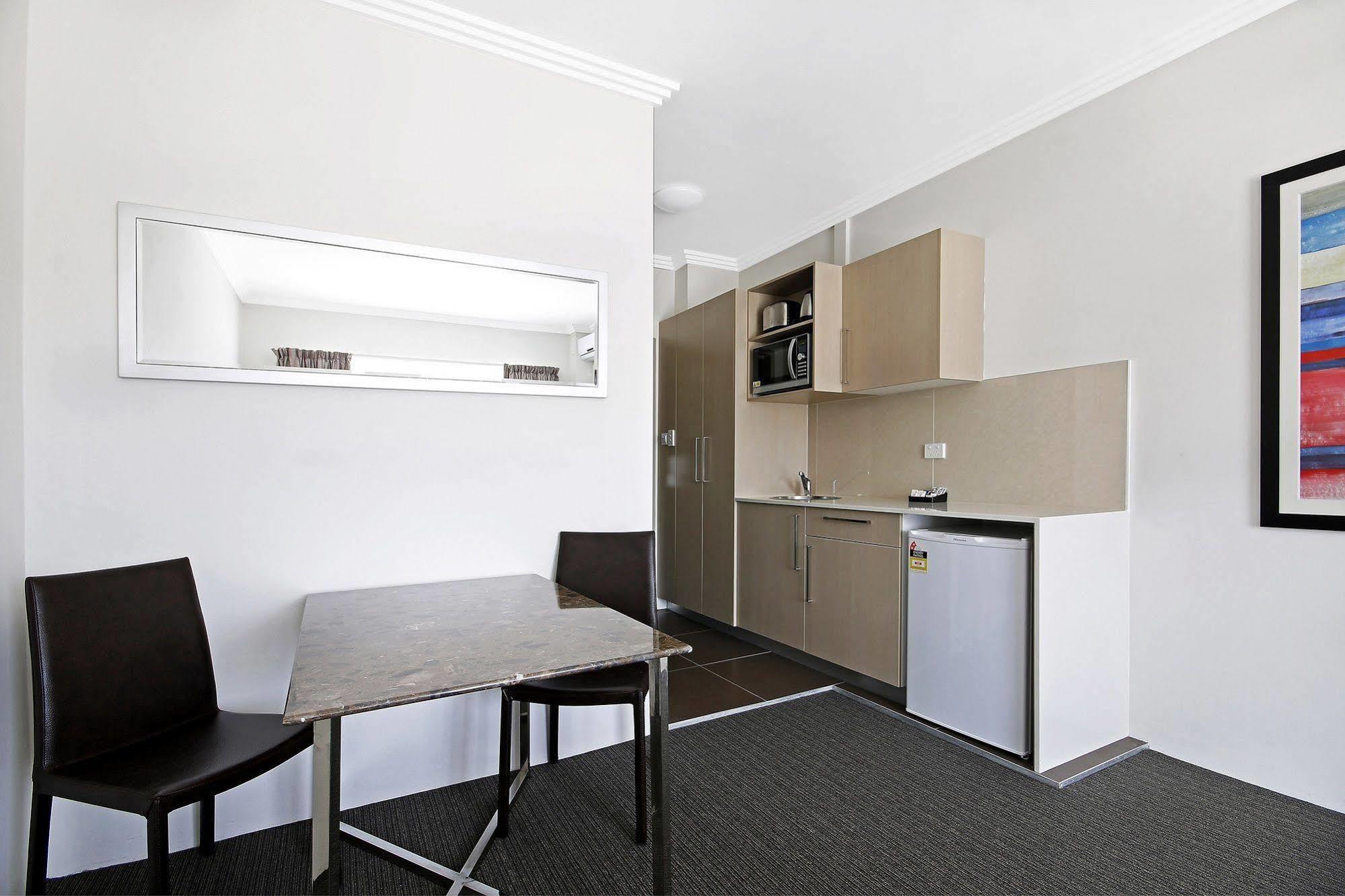 Value Suites Penrith Extérieur photo