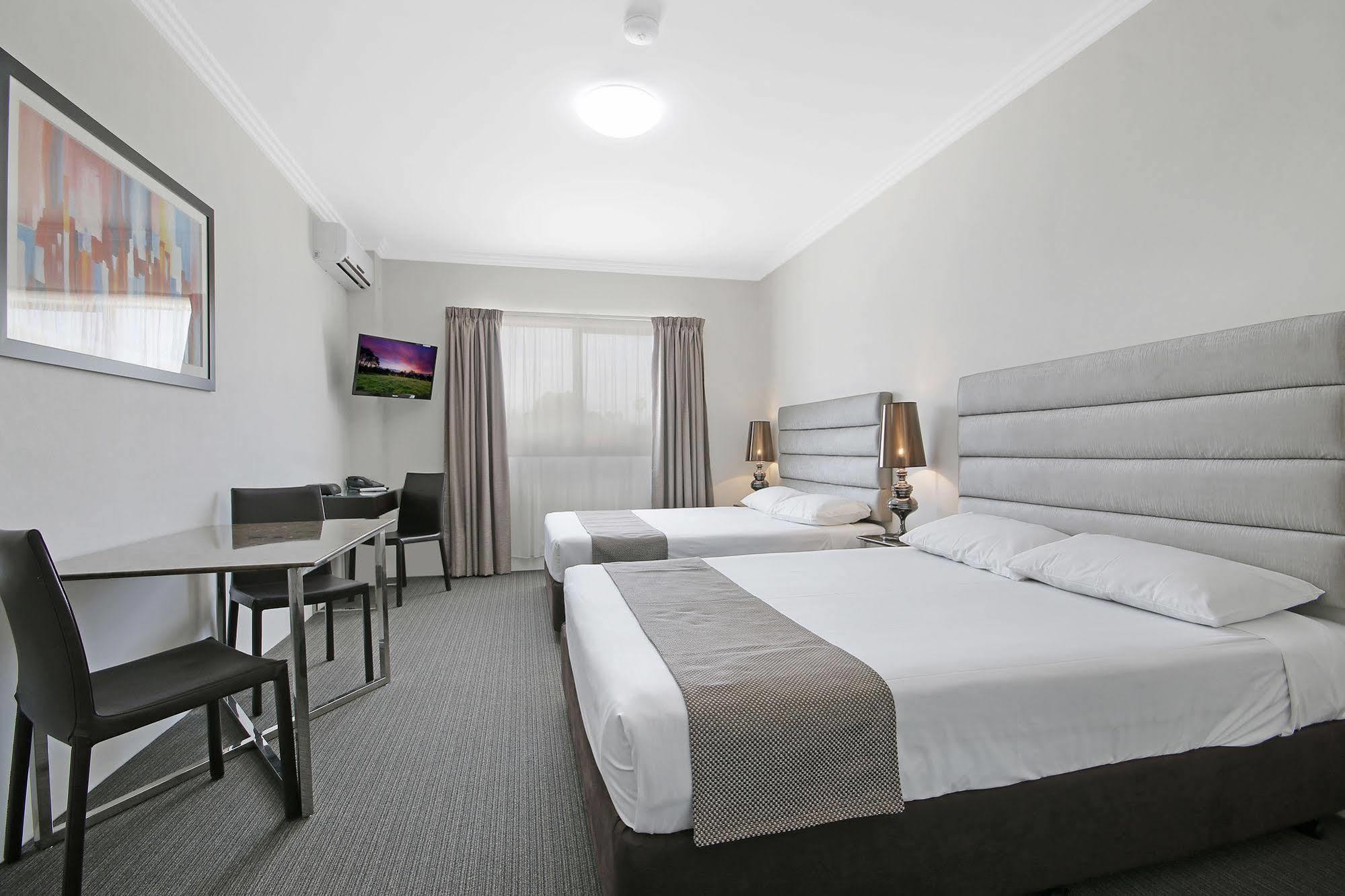 Value Suites Penrith Extérieur photo