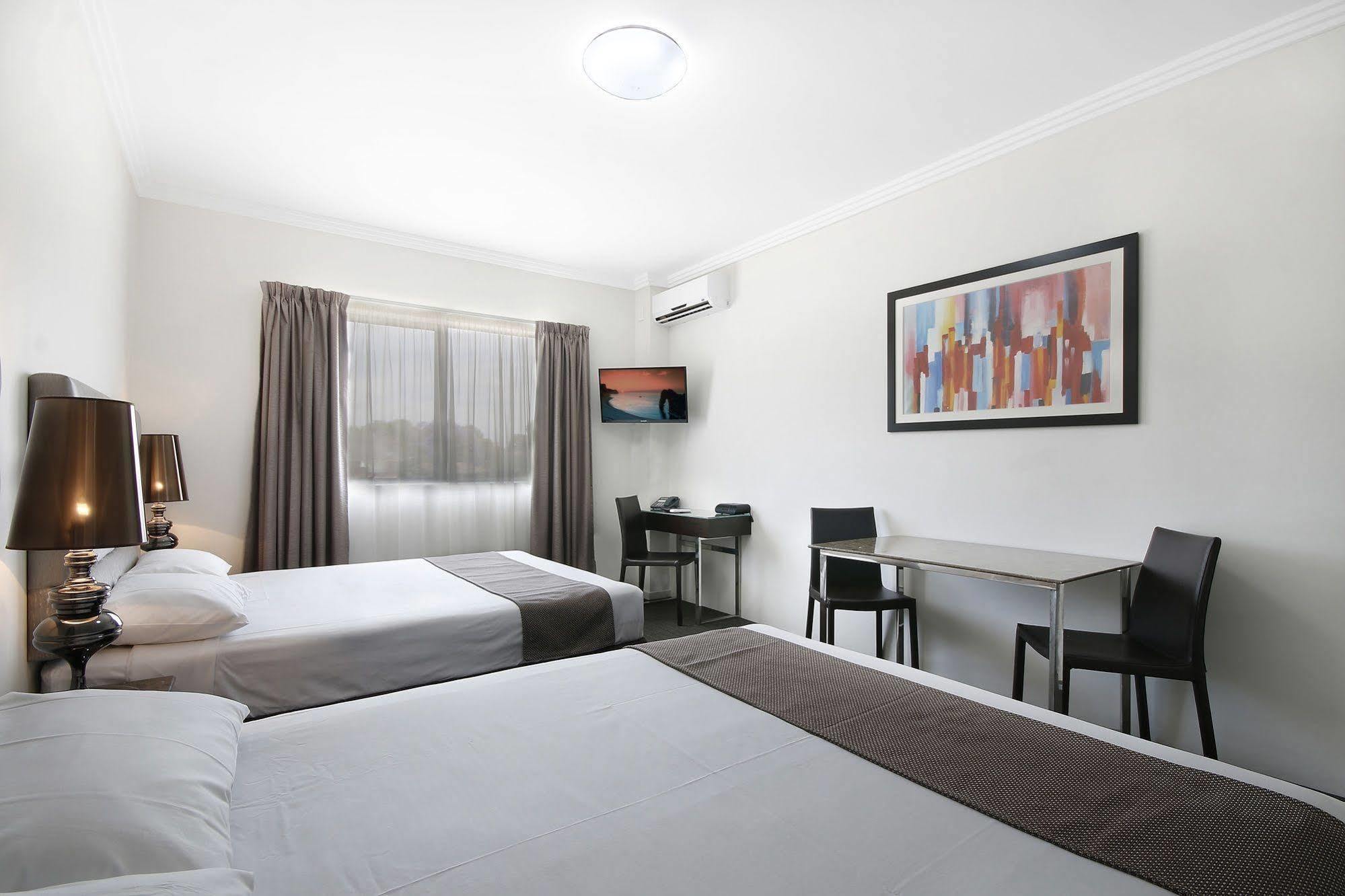 Value Suites Penrith Extérieur photo