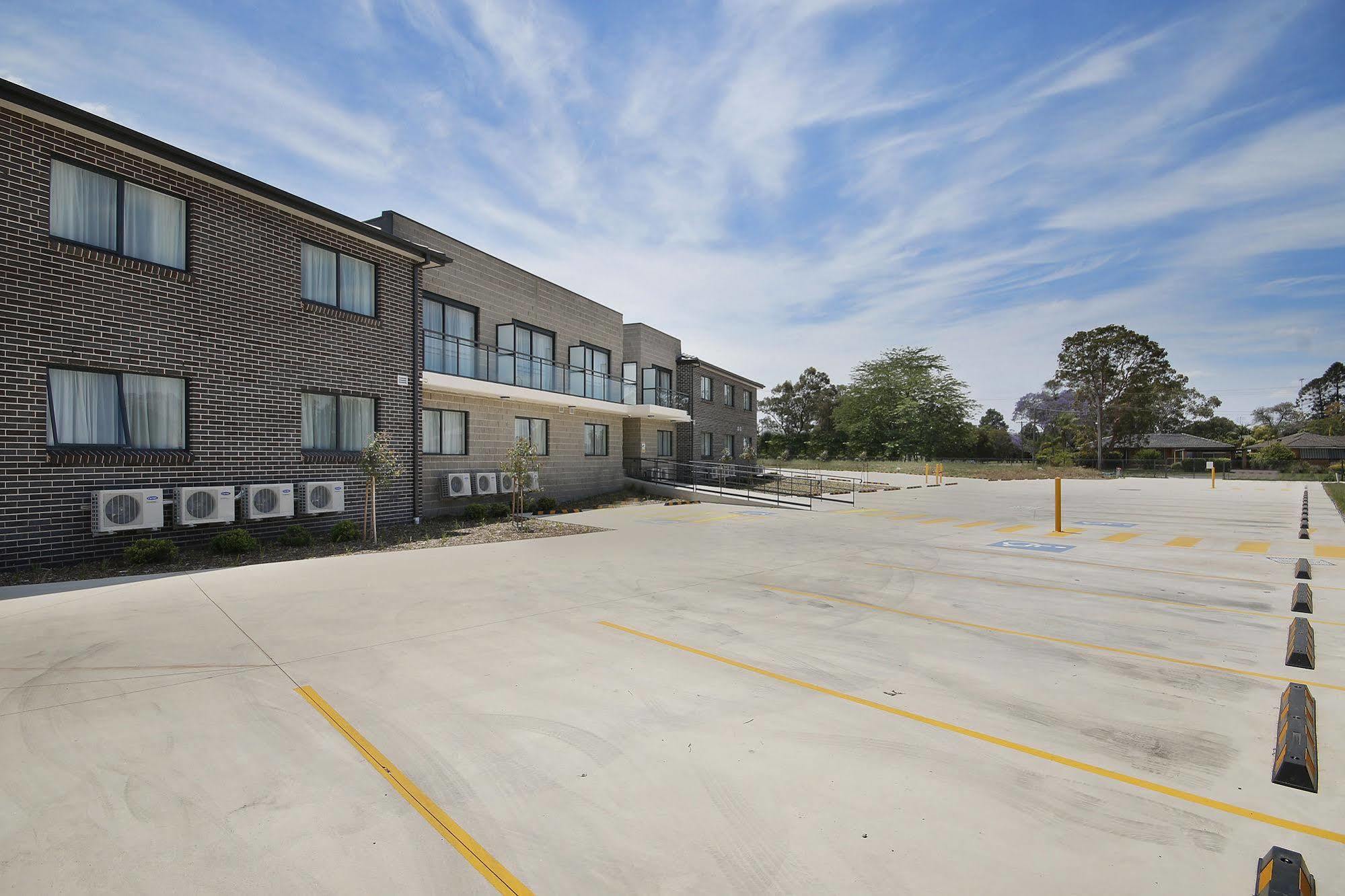 Value Suites Penrith Extérieur photo