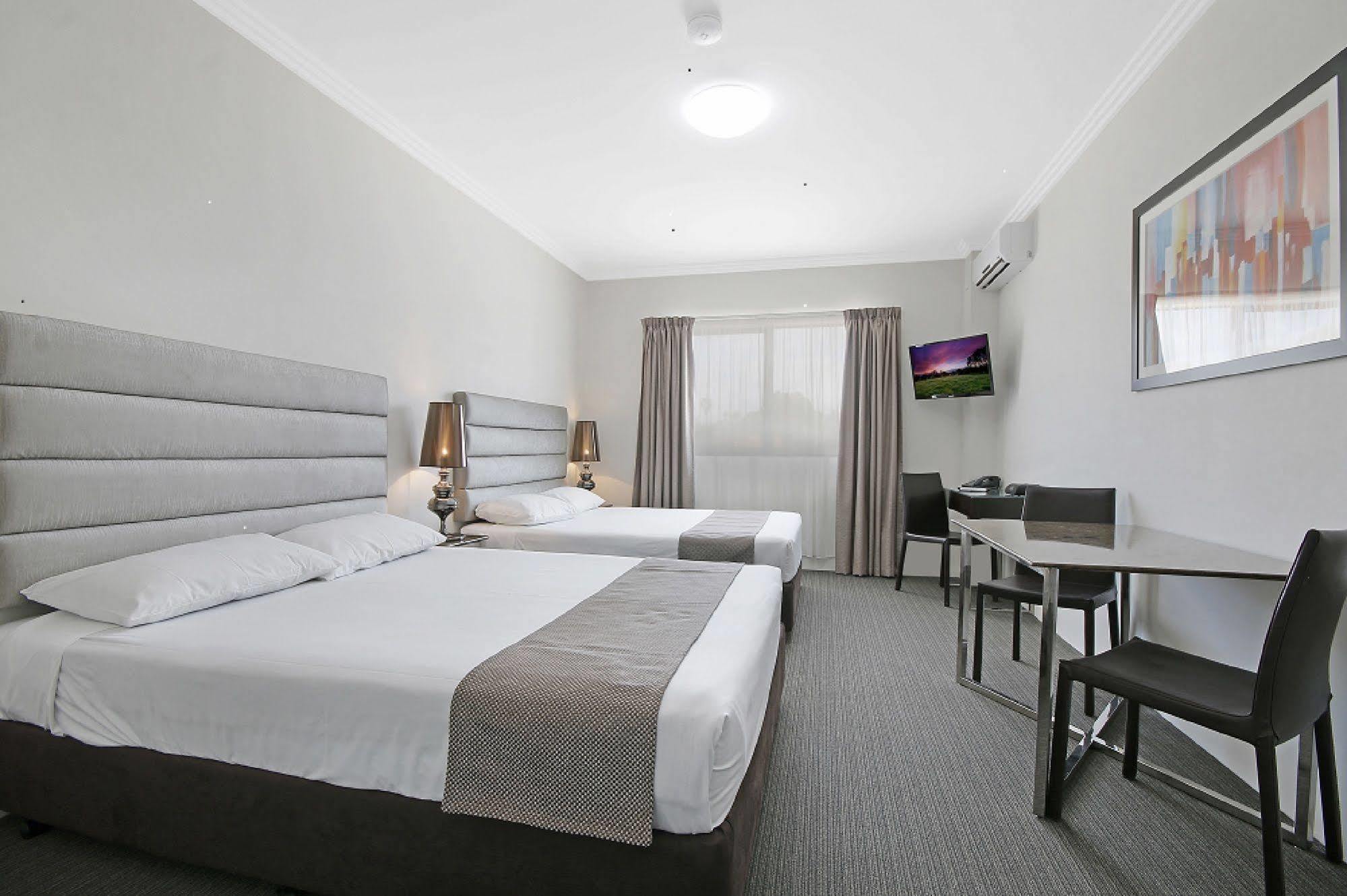 Value Suites Penrith Extérieur photo